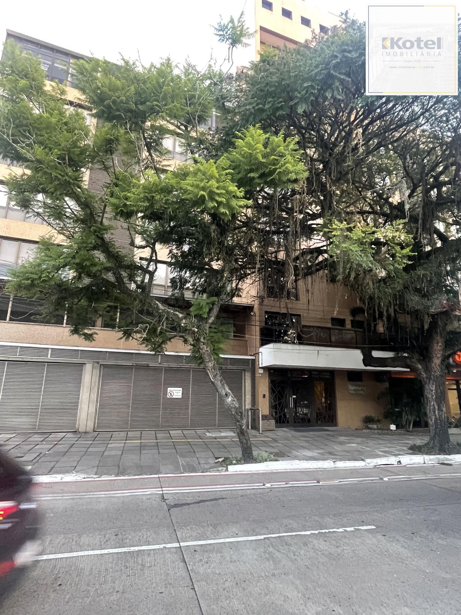Ampla sala comercial com vaga de garagem escriturada