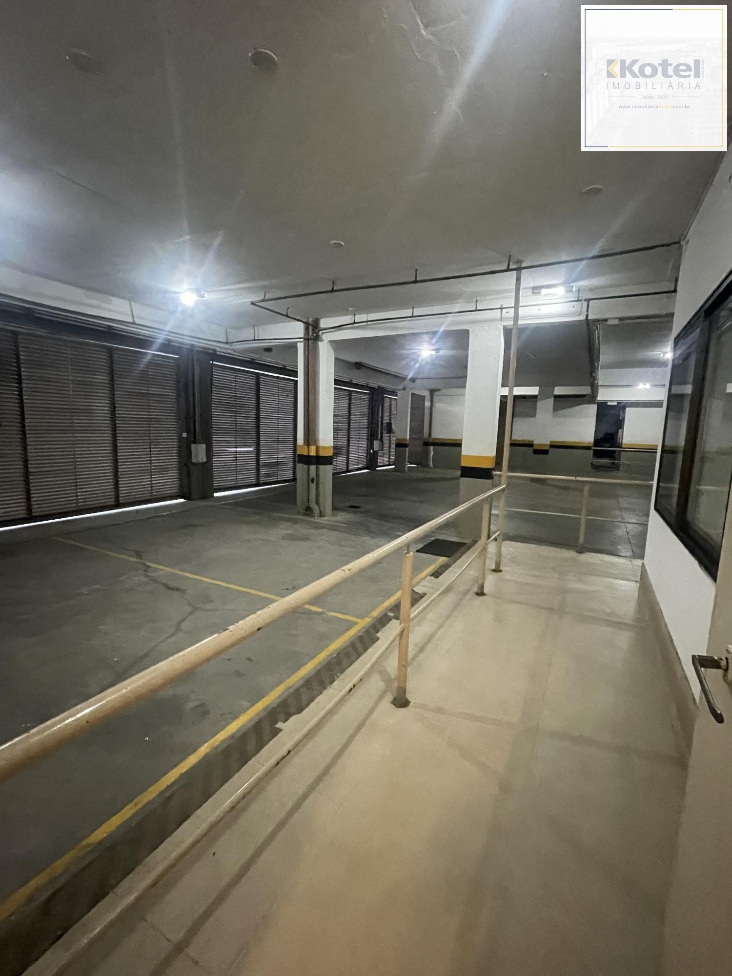 Ampla sala comercial com vaga de garagem escriturada