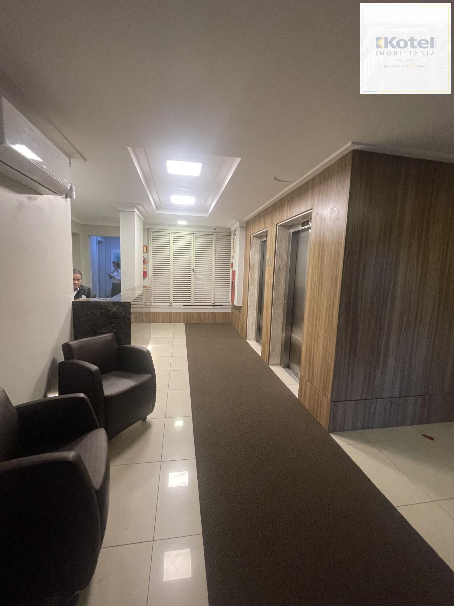 Ampla sala comercial com vaga de garagem escriturada