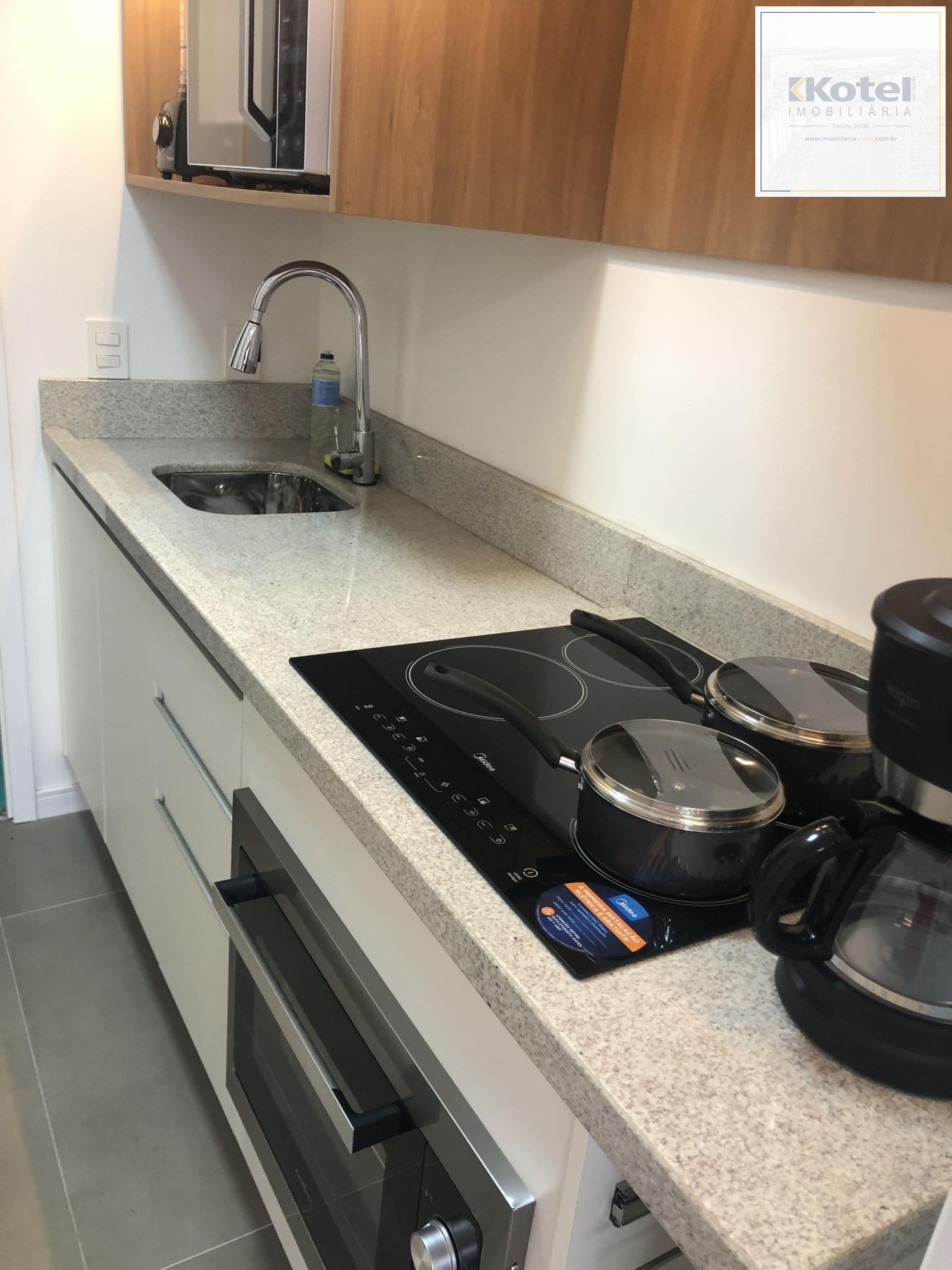 Apartamento desocupado e totalmente mobiliado com uma garagem