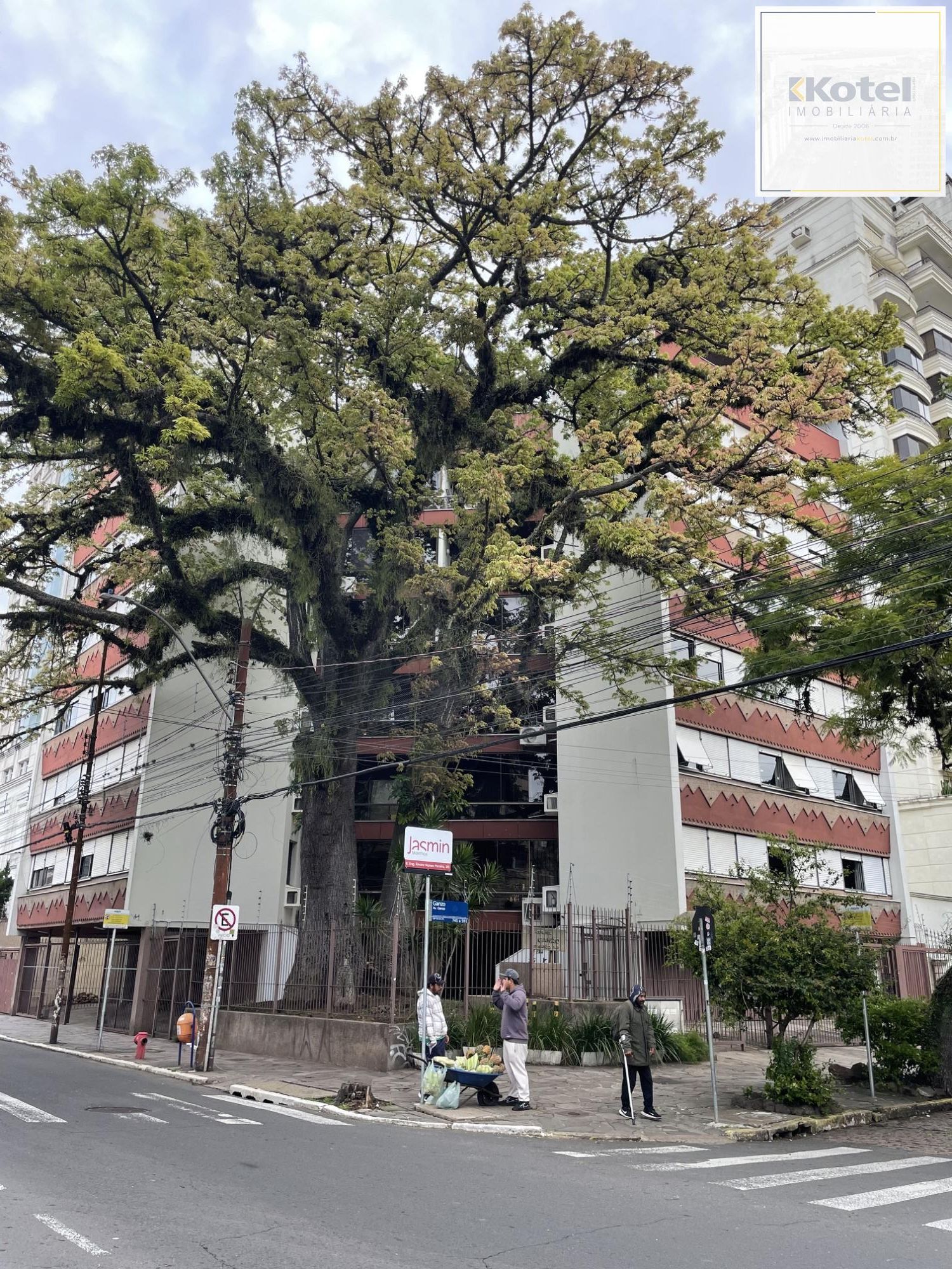 Apartamento no  bairro Menino Deus com 3 dormitórios com vaga e elevador — foto 2
