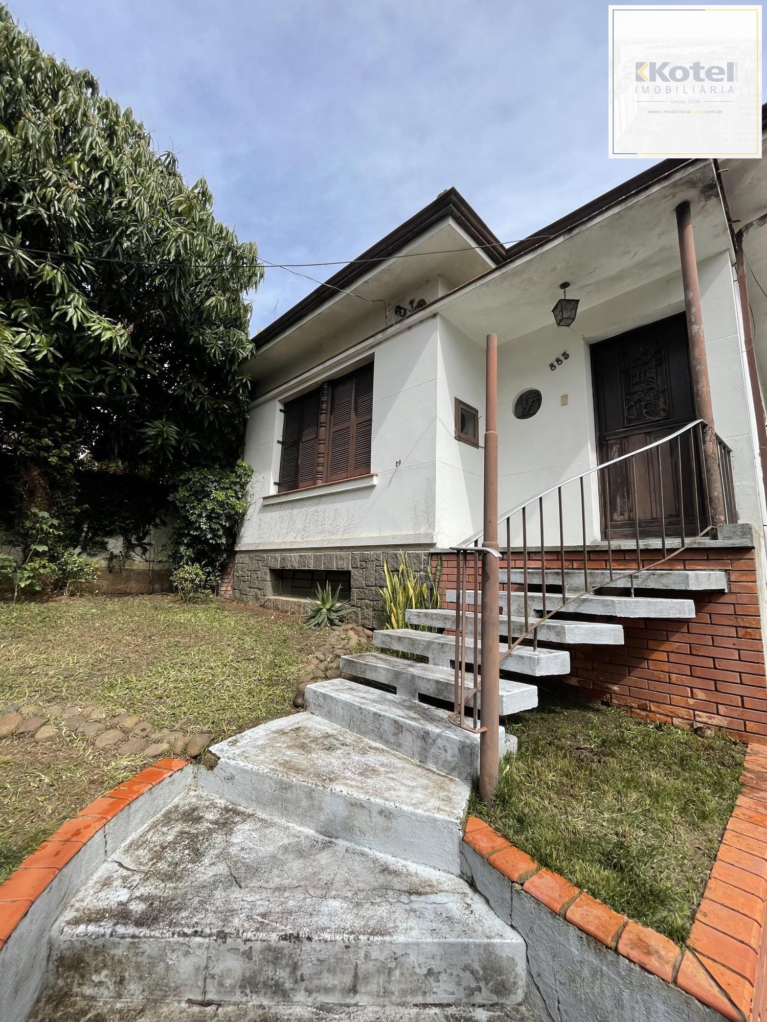 Casa com 3 dormitórios e ampla garagem Bairro Higienópolis
