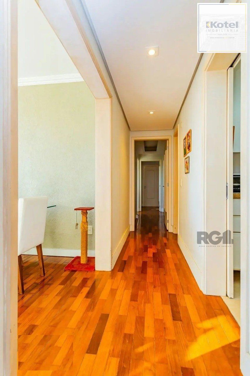 Apartamento de quatro quartos, suíte e duas vagas de garagem no bairro Rio Branco em Porto Alegre. — foto 4
