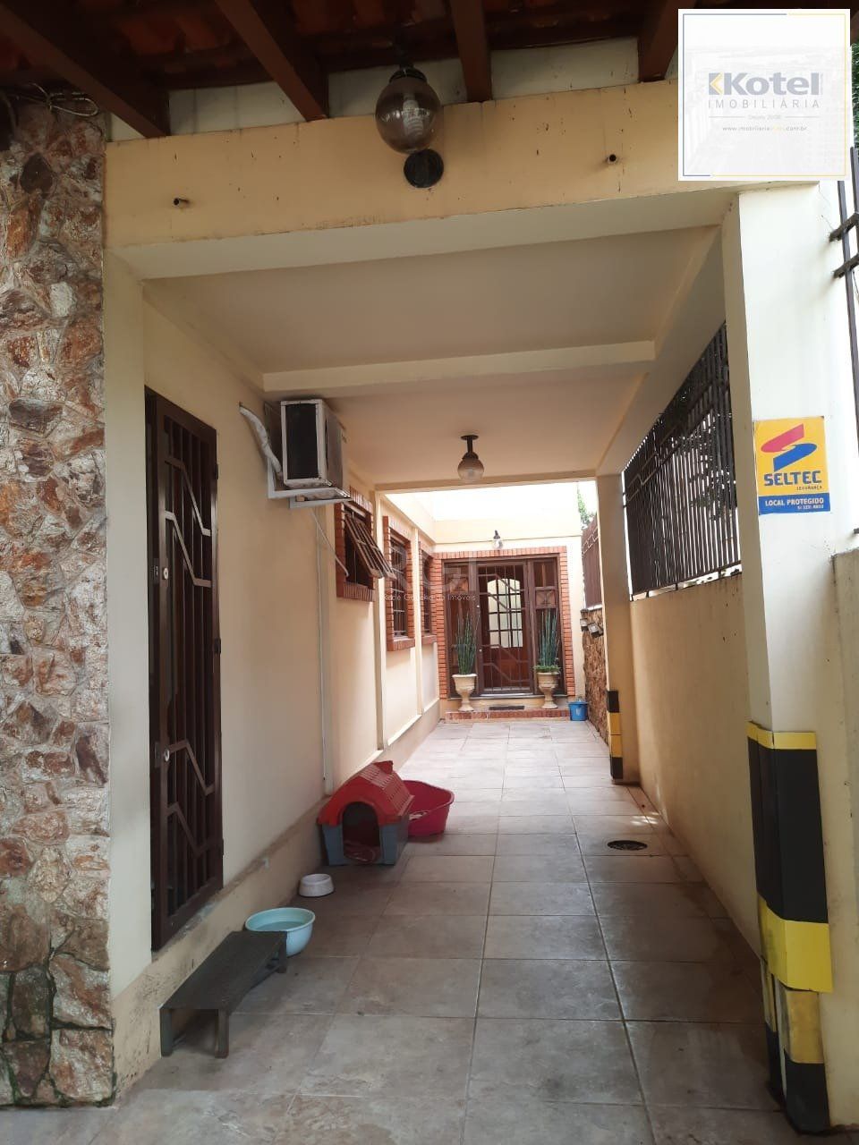 Casa para Venda - 347m², 5 dormitórios, sendo 2 suites, 3 vagas - São João