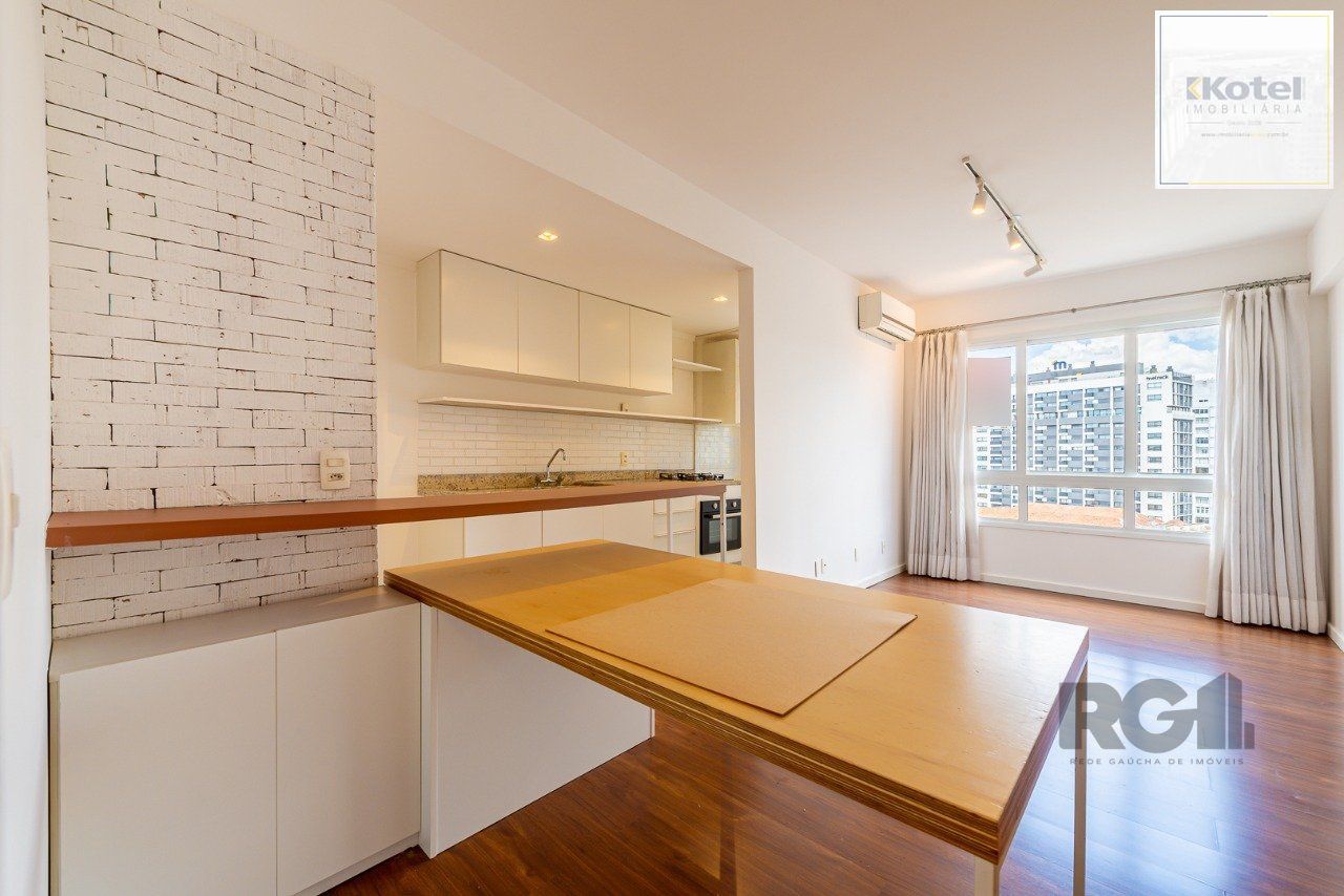 Apartamento de um quarto, suíte e uma vaga de garagem no bairro Santa Cecilia em Porto Alegre.