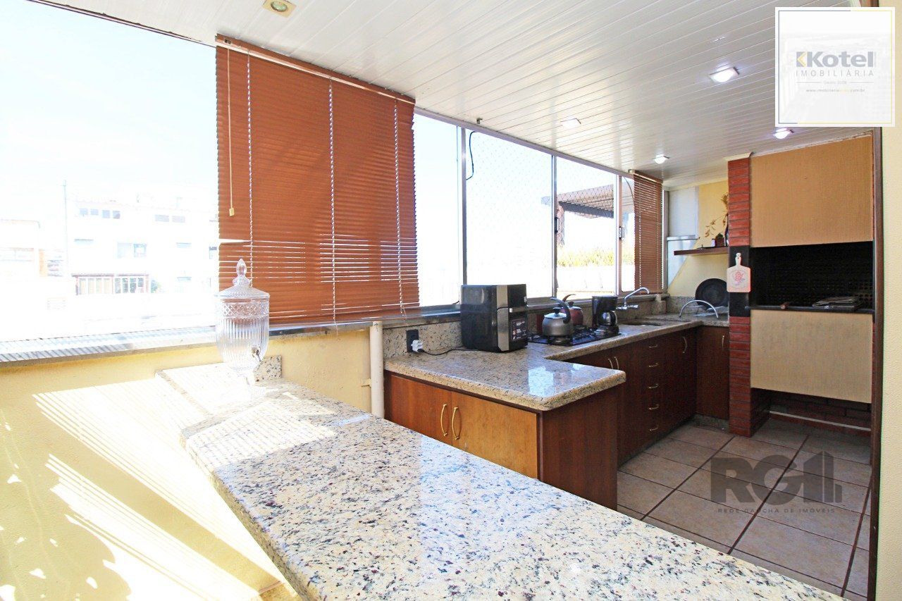 Cobertura duplex de 2 dormitórios garagem e semi-mobiliado, bairro Cidade Baixa.
