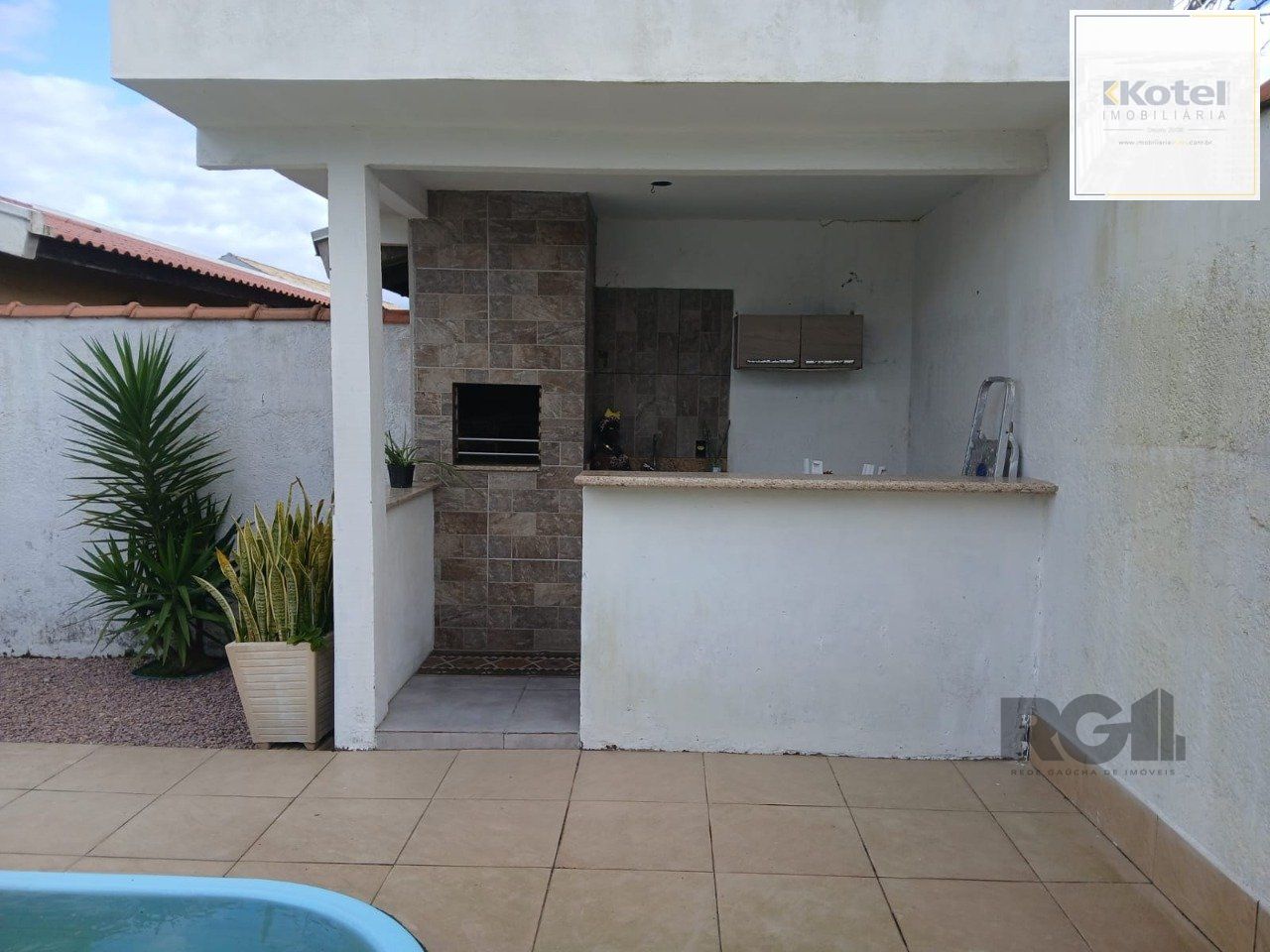 Casa de 2 dormitórios, com banheiro social, e um living em 2 ambientes, com banheiro Social, e cozinha com área de serviço, mais um patio pra 3 carros, e uma piscina nos fundos... — foto 4