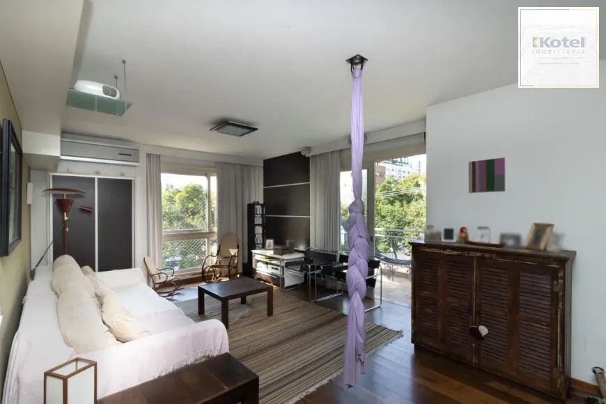 Apartamento de 3 quartos, suíte, dependência de empregada e 2 vagas de garagem.