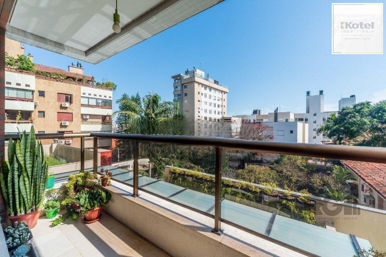 Apartamento de 2 dormitórios, com lareira e churrasqueira no bairro Petrópolis — foto 3