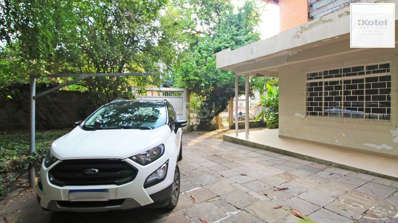 Casa com quatro (4) dormitórios,  duas (2) vagas de garagem, no bairro Passo da Areia em Porto Alegre.