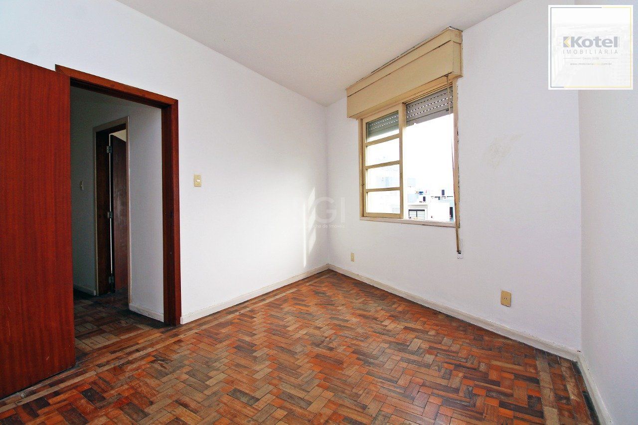 Apartamento de 2 (dois) dormitórios, com excelente localização, no Bairro Petrópolis. Amplo living, cozinha e área de serviço, banho social. — foto 4