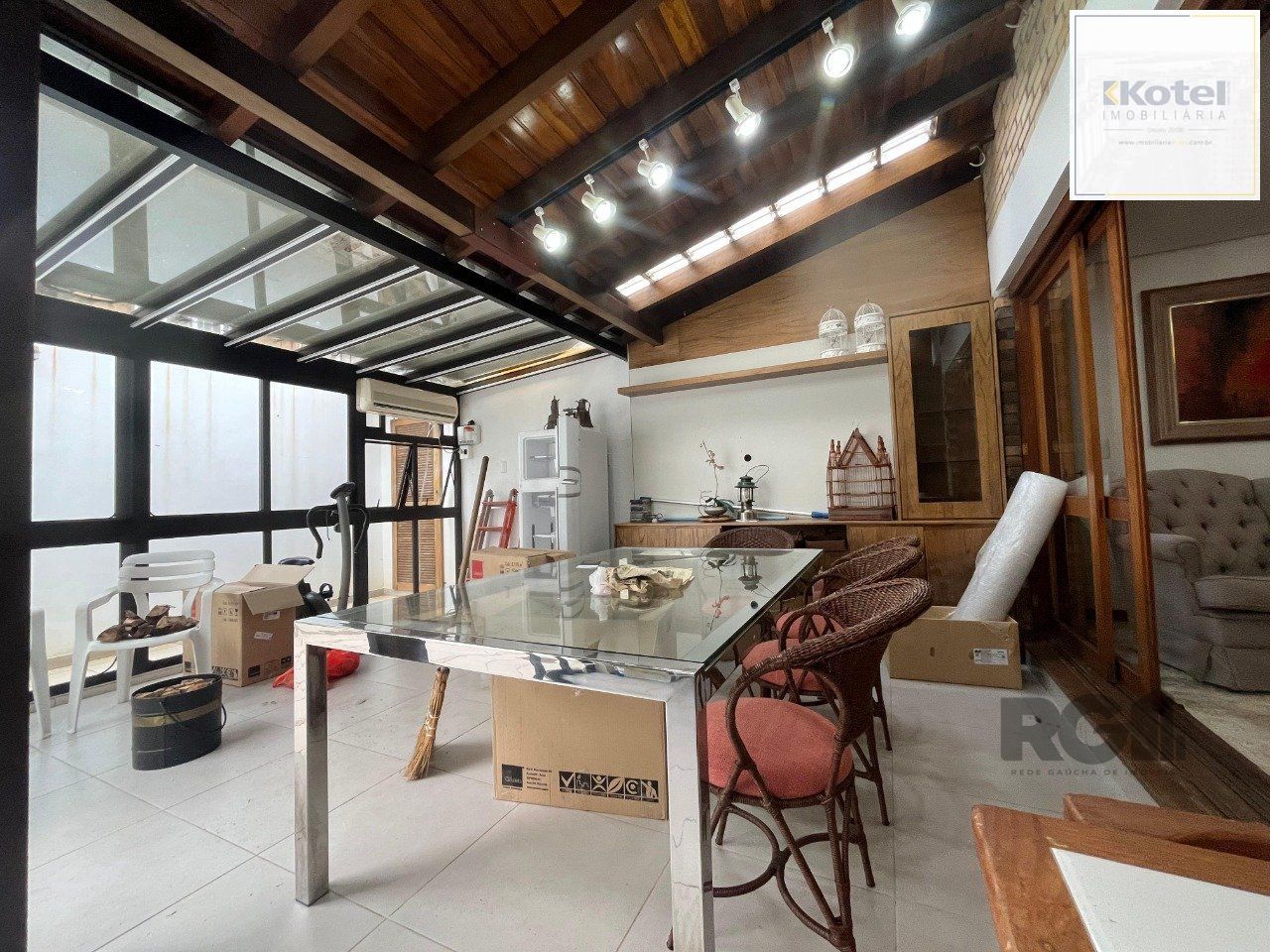 Casa de três quartos, suíte e quatro vagas de garagem no bairro Menino Deus em Porto Alegre — foto 5
