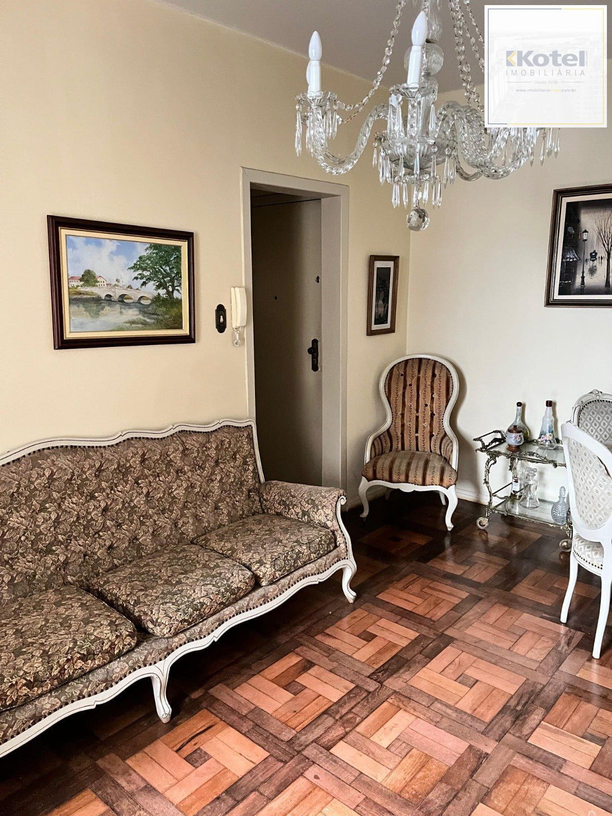 Apartamento de 2 quartos e 2 banheiros no bairro Menino Deus em Porto Alegre