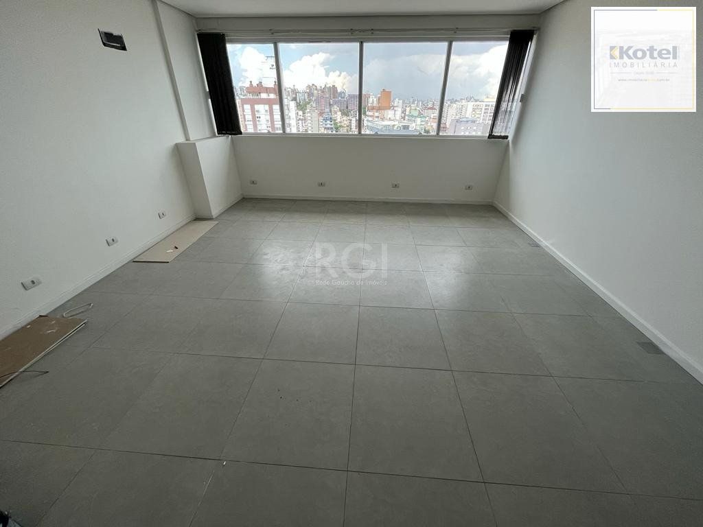 Sala comercial desocupada e 1 vaga de garagem edifício Baltimore bairro Bom Fim