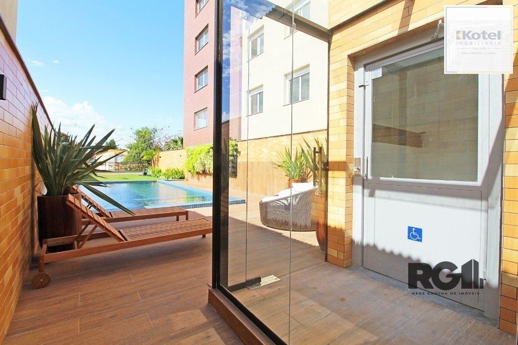 Apartamento de três quartos com suíte e duas vagas de garagem no bairro Passo da Areia, em Porto Alegre.