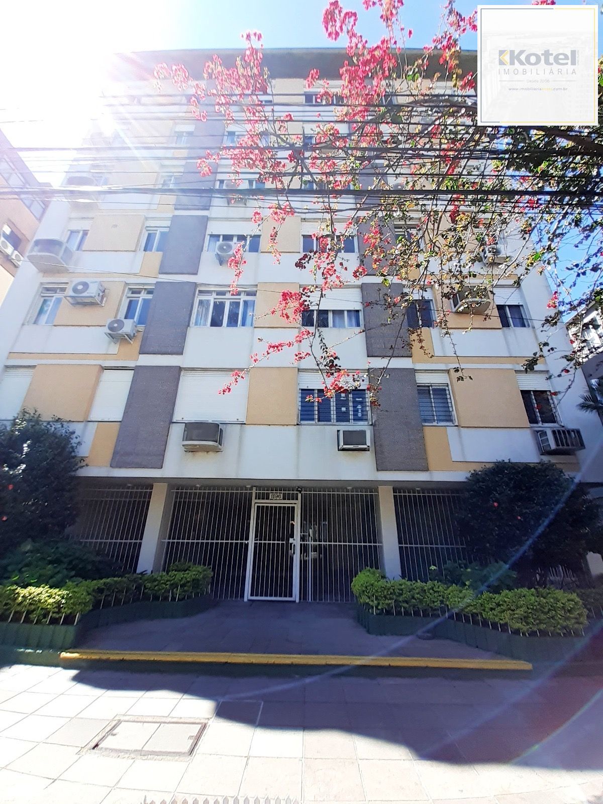 Apartamento de dois quartos no bairro Menino Deus em Porto Alegre