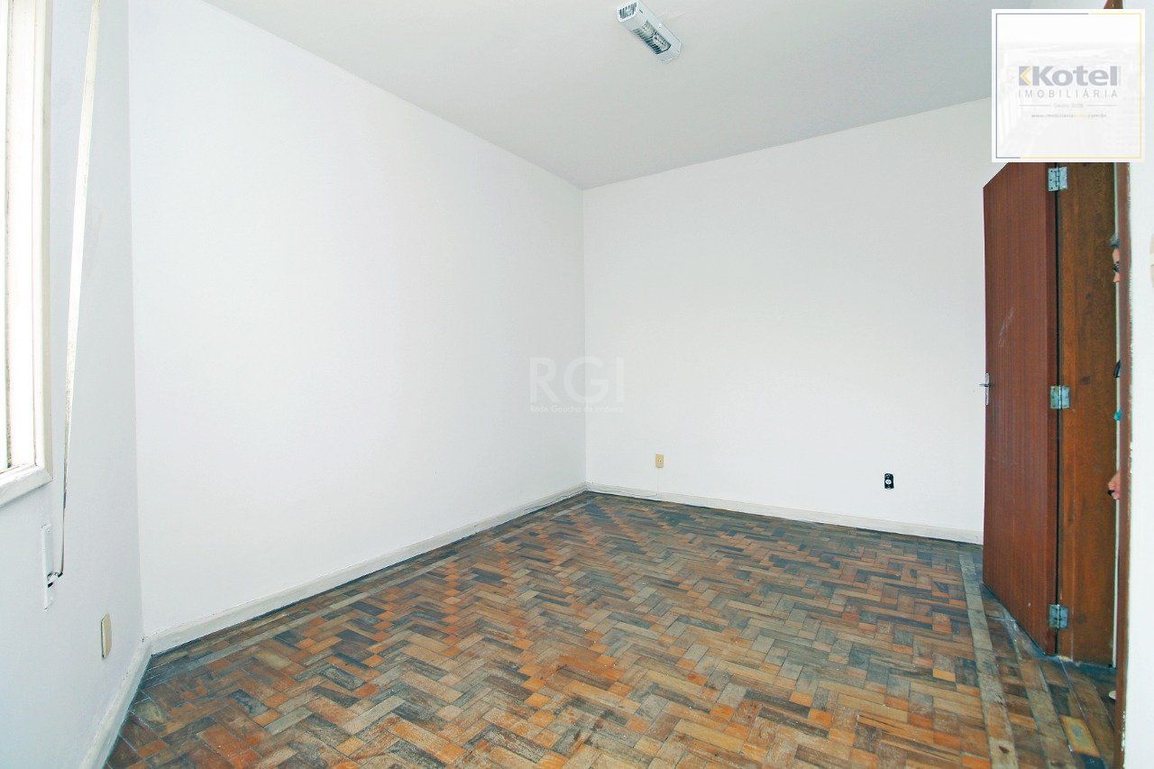 Apartamento de 2 (dois) dormitórios, com excelente localização, no Bairro Petrópolis. Amplo living, cozinha e área de serviço, banho social. — foto 5