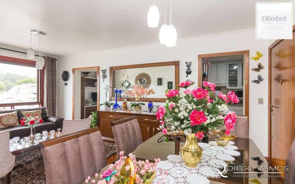 Apartamento de 2 dormitórios ,80 M² com possibilidade de transformação em 3 dormitórios. Living: Para dois ambientes e estar íntimo. Copa-Cozinha: Funcional e bem equipada. Ampla Área de Serviç
