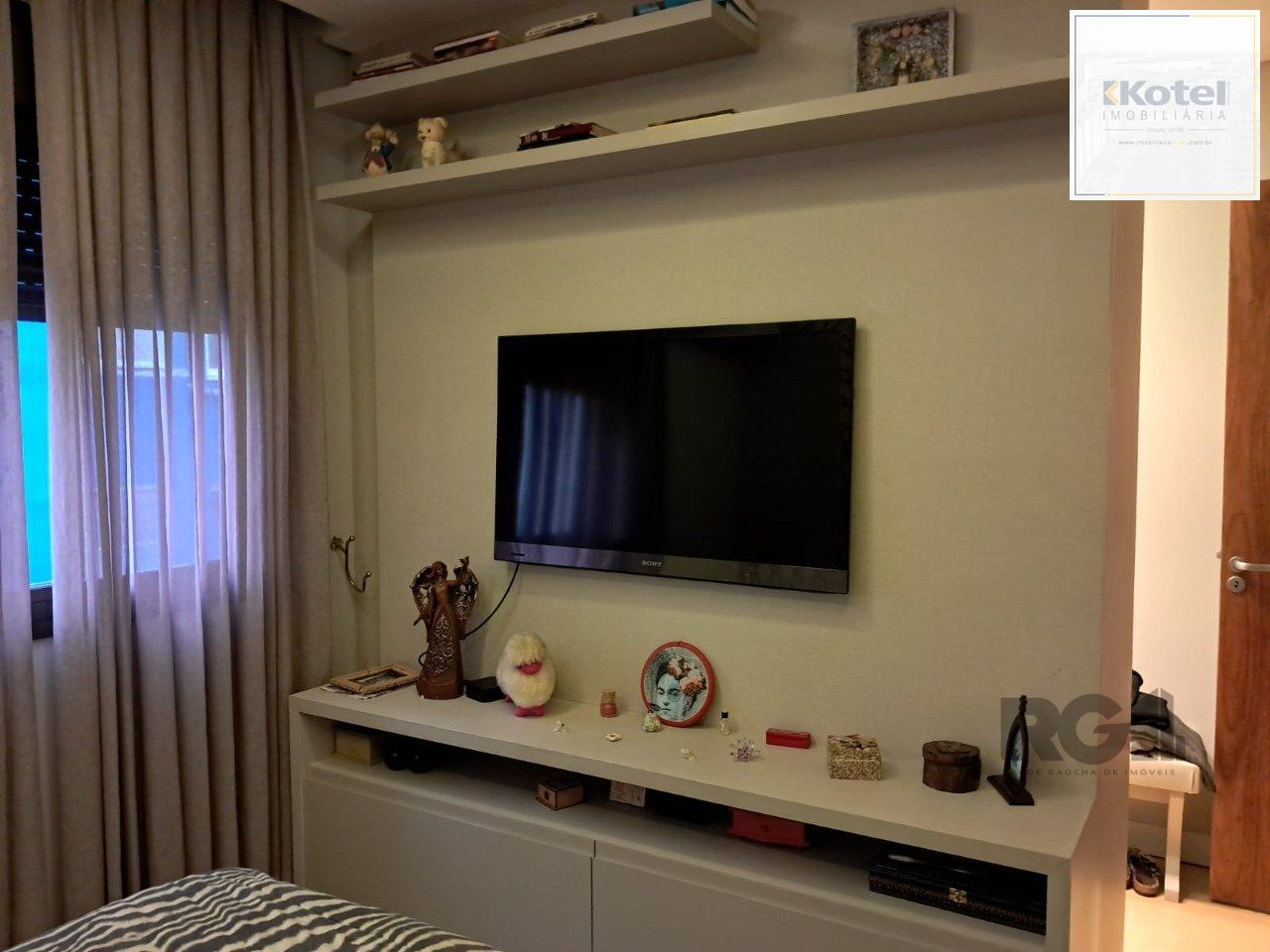 Apartamento de dois quartos, suíte e uma vaga de garagem no bairro Santana em Porto Alegre. — foto 4