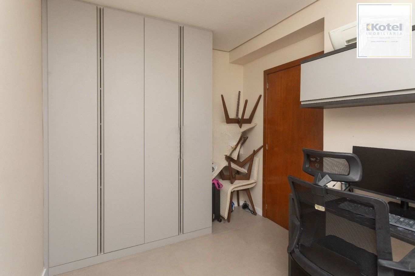 Apartamento de 3 quartos, suíte e 1 vaga de garagem no bairro Passo da Areia POA