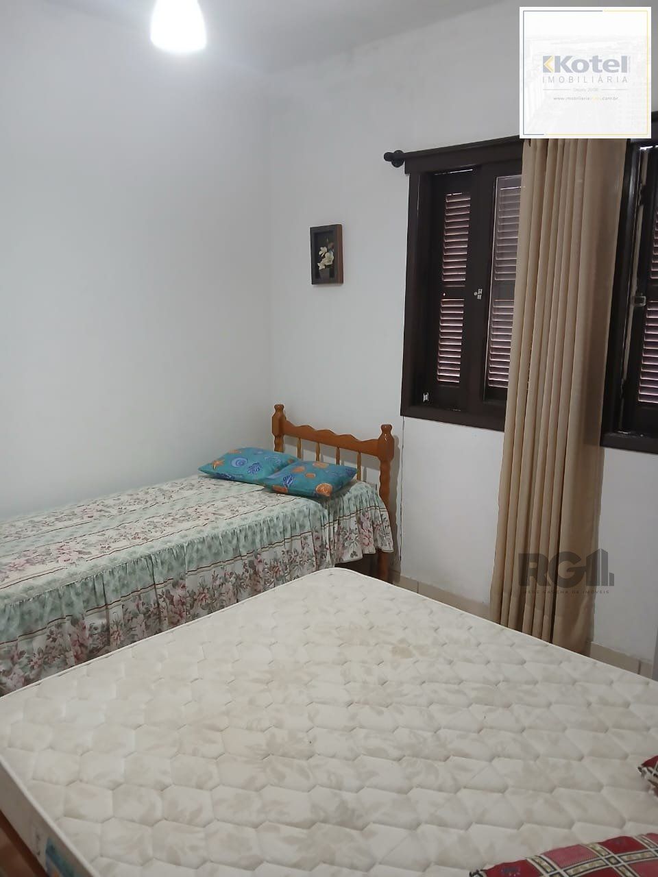 Casa de 2 dormitórios, com banheiro social, e um living em 2 ambientes, com banheiro Social, e cozinha com área de serviço, mais um patio pra 3 carros, e uma piscina nos fundos... — foto 5