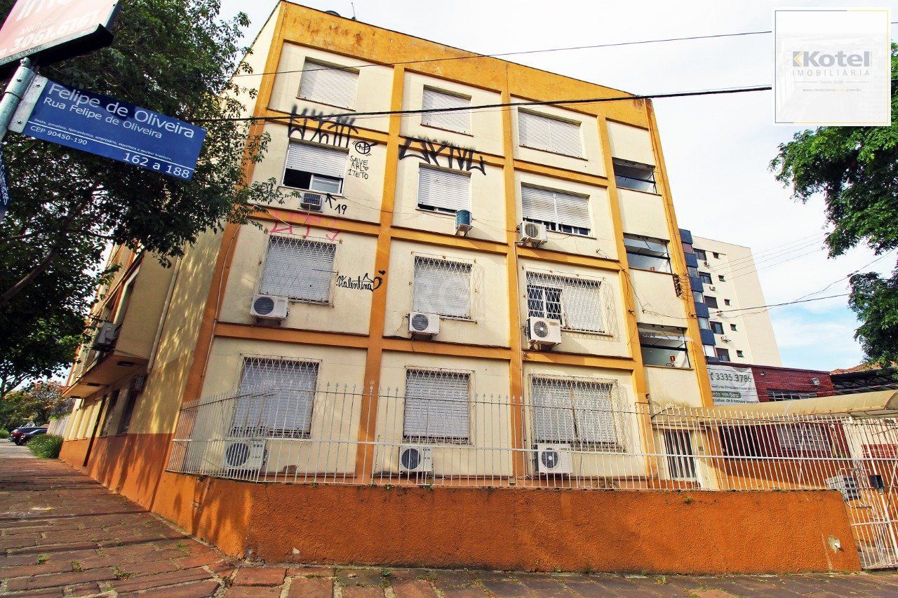 Apartamento de 2 (dois) dormitórios, com excelente localização, no Bairro Petrópolis. Amplo living, cozinha e área de serviço, banho social. — foto 2