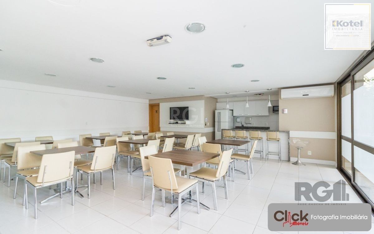 Vende apartamento desocupado, andar alto, mobiliado, living de dois ambientes, no Passo da Areia - Porto Alegre — foto 3