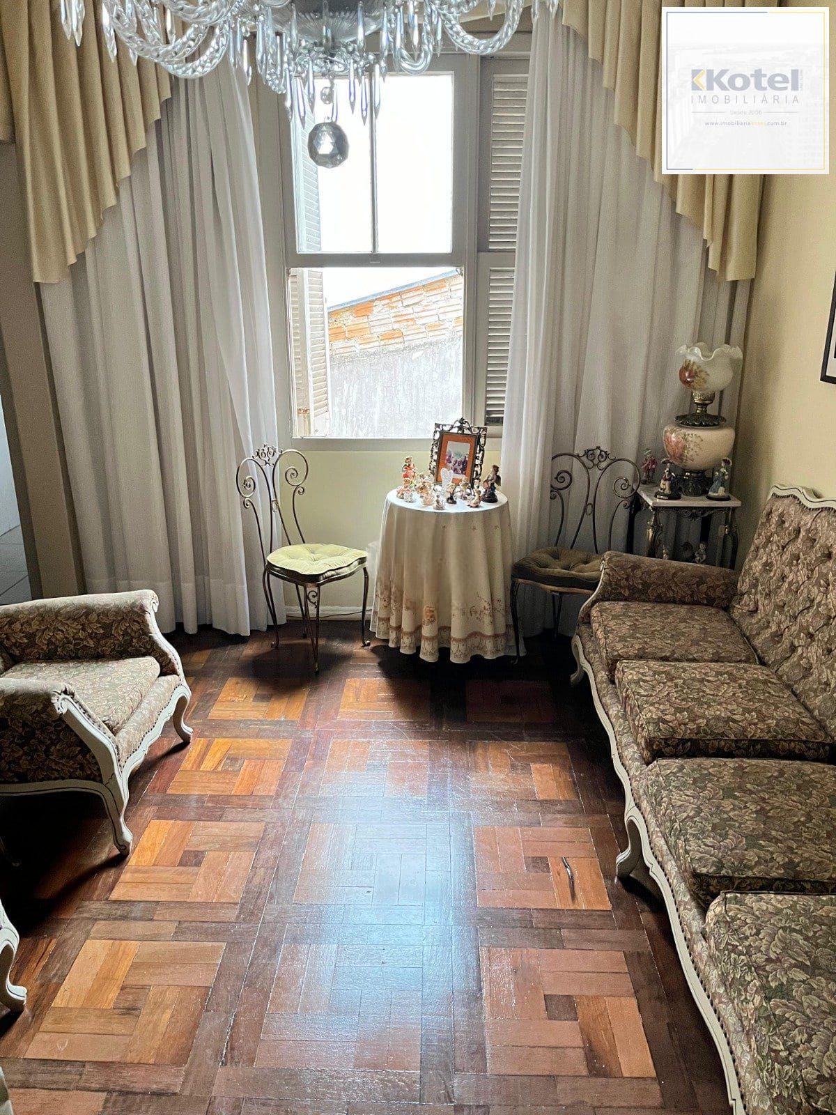 Apartamento de 2 quartos e 2 banheiros no bairro Menino Deus em Porto Alegre