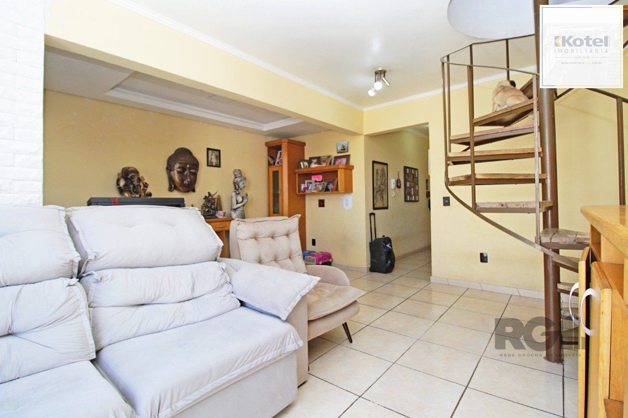 Cobertura duplex de 2 dormitórios garagem e semi-mobiliado, bairro Cidade Baixa.