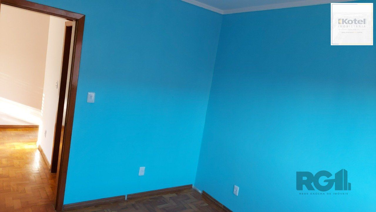 Apartamento de dois dormitórios com uma vaga de garagem no bairro Cristal em Porto Alegre. — foto 2