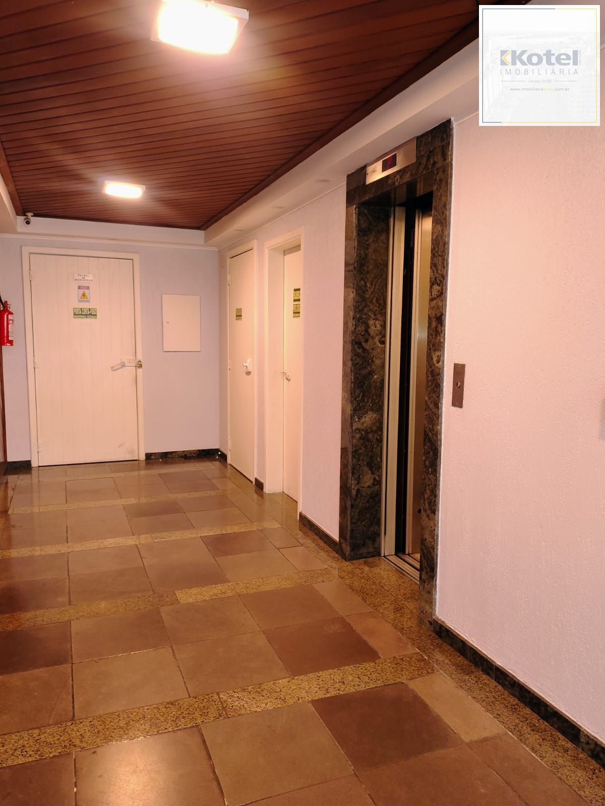 Sala ampla pois é ligada a outra 79m2 priv. ao lado do Colégio Santa Inês perto do Zaffari.