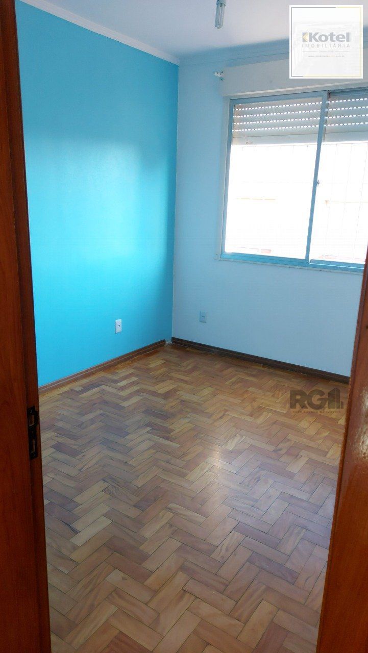 Apartamento de dois dormitórios com uma vaga de garagem no bairro Cristal em Porto Alegre. — foto 3