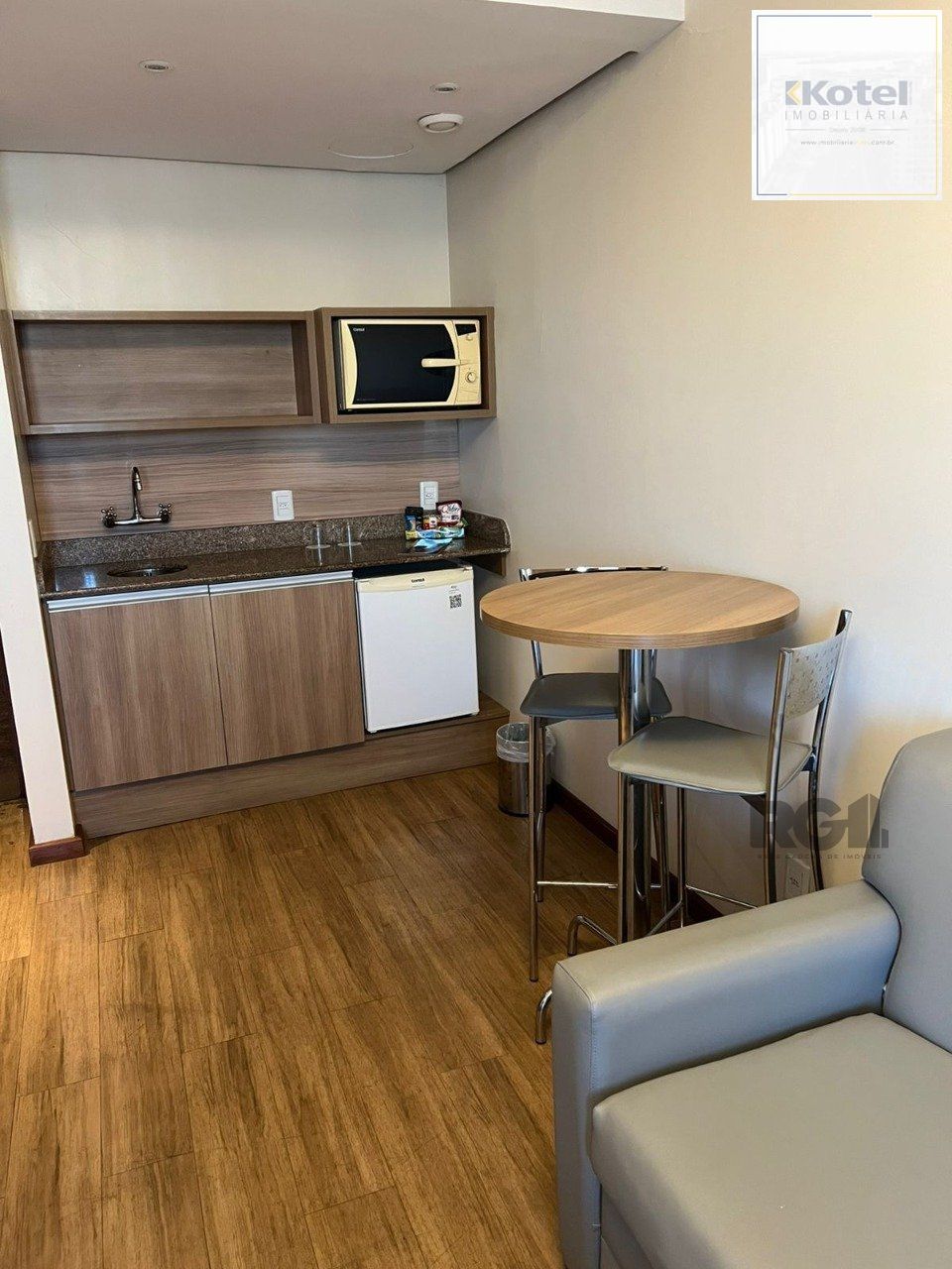 Flat semimobiliado, uma vaga, no bairro Praia de Belas em Porto Alegre — foto 2