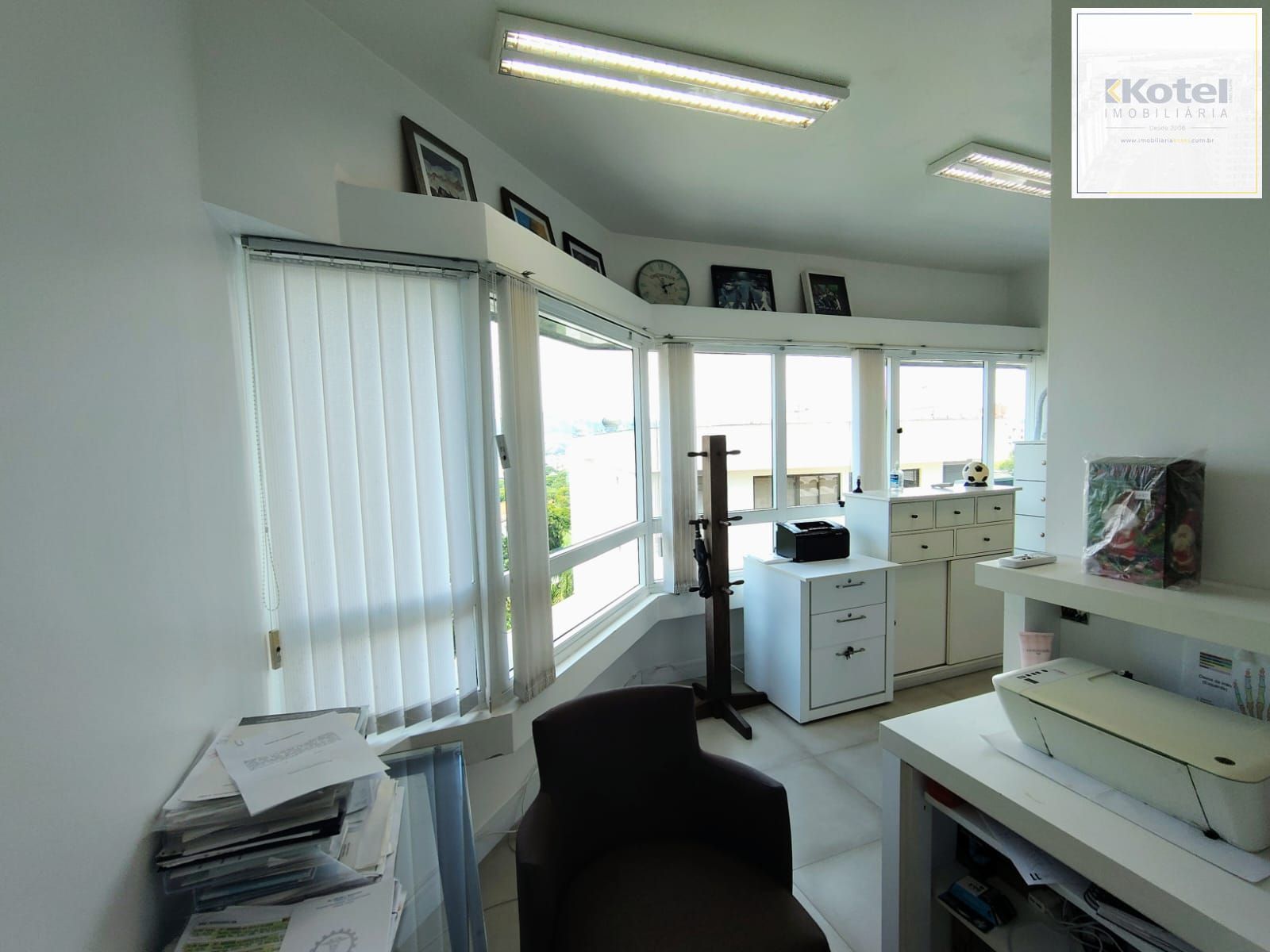 Sala ampla pois é ligada a outra 79m2 priv. ao lado do Colégio Santa Inês perto do Zaffari.