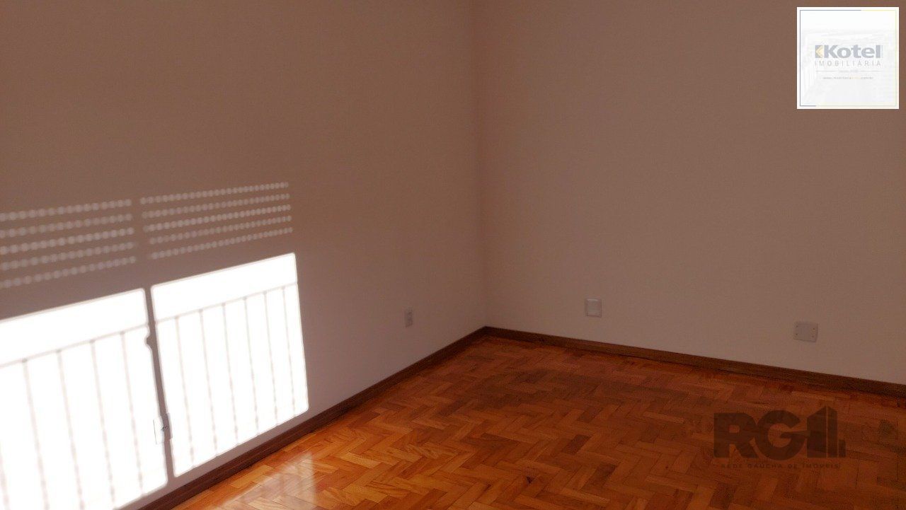 Apartamento de dois dormitórios com uma vaga de garagem no bairro Cristal em Porto Alegre. — foto 4