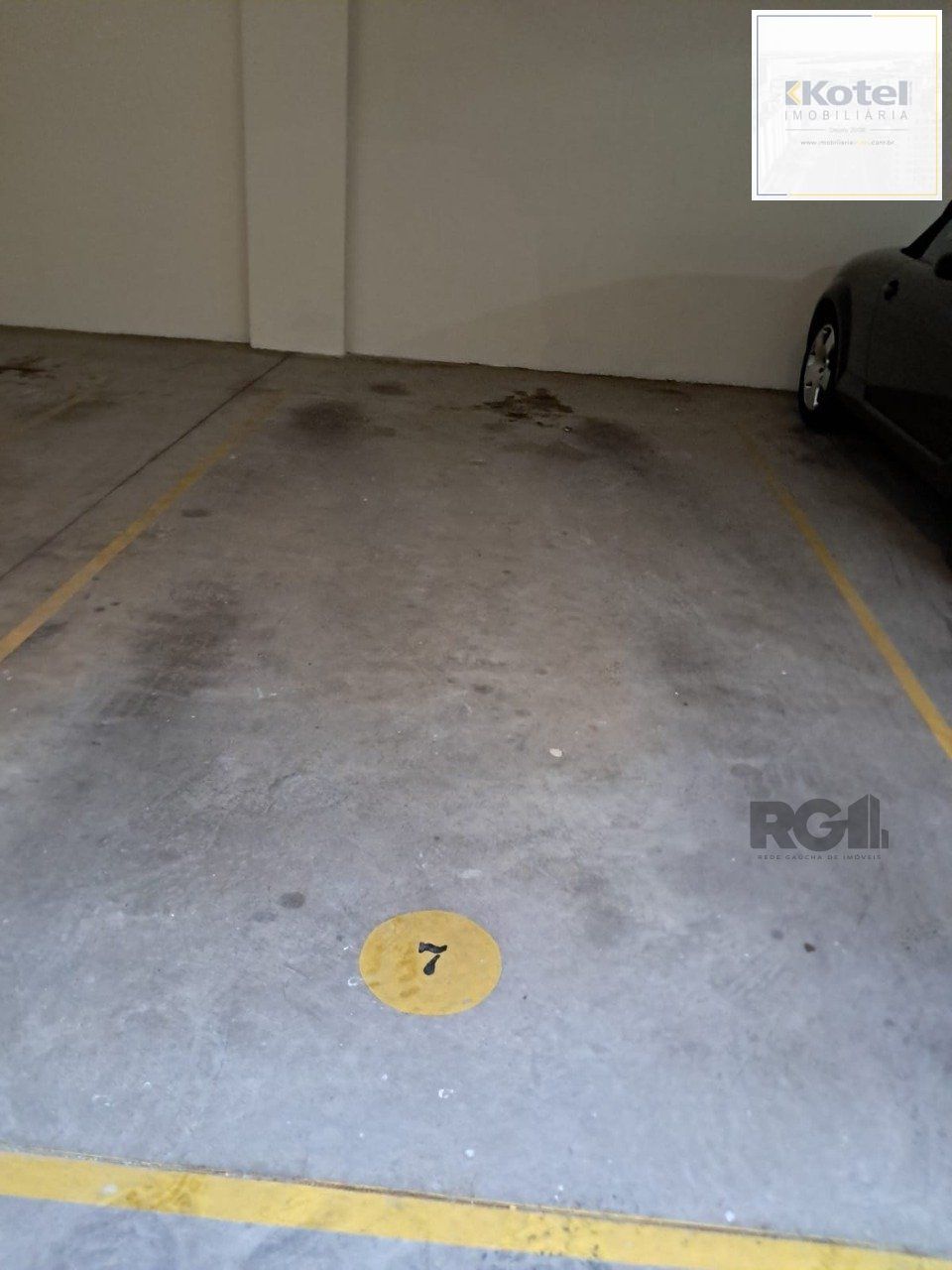 Apartamento de dois quartos, suíte e uma vaga de garagem no bairro Santana em Porto Alegre. — foto 2