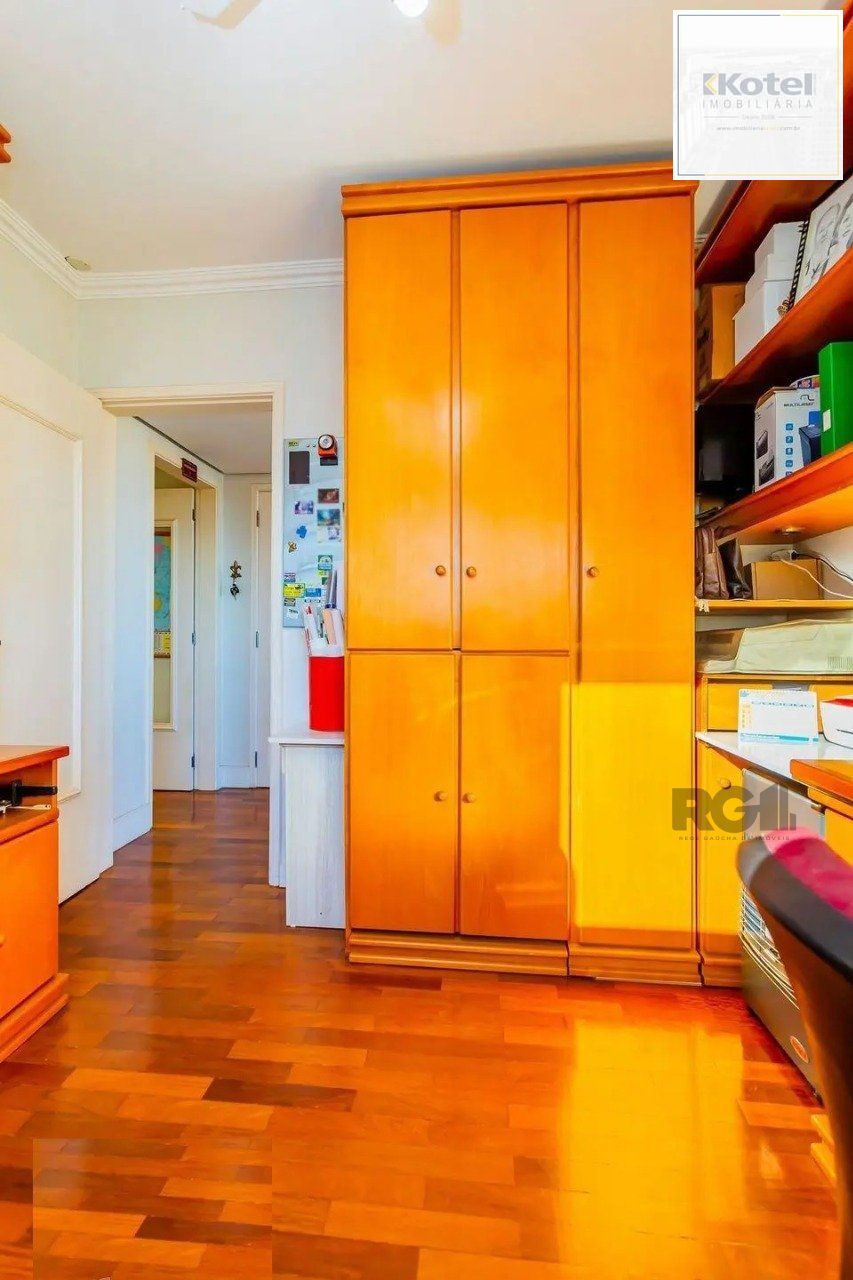 Apartamento de quatro quartos, suíte e duas vagas de garagem no bairro Rio Branco em Porto Alegre. — foto 3