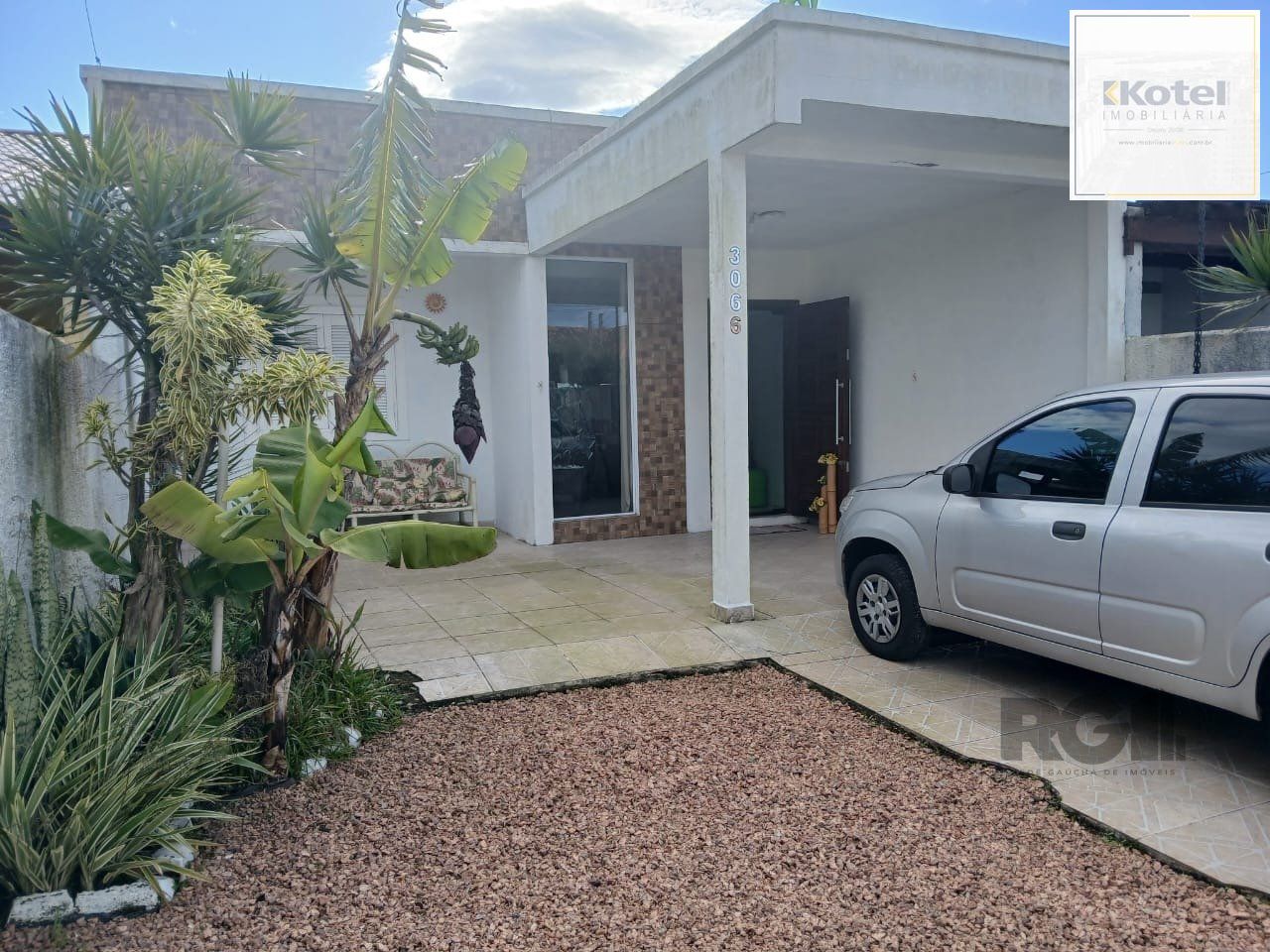 Casa de 2 dormitórios, com banheiro social, e um living em 2 ambientes, com banheiro Social, e cozinha com área de serviço, mais um patio pra 3 carros, e uma piscina nos fundos... — foto 3