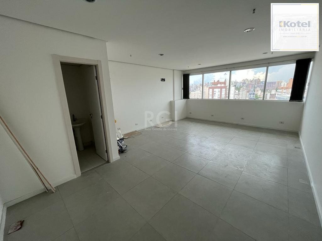 Sala comercial desocupada e 1 vaga de garagem edifício Baltimore bairro Bom Fim