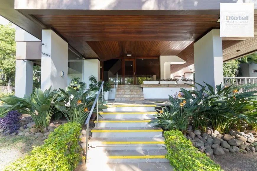 Apartamento de 3 quartos, suíte, dependência de empregada e 2 vagas de garagem.