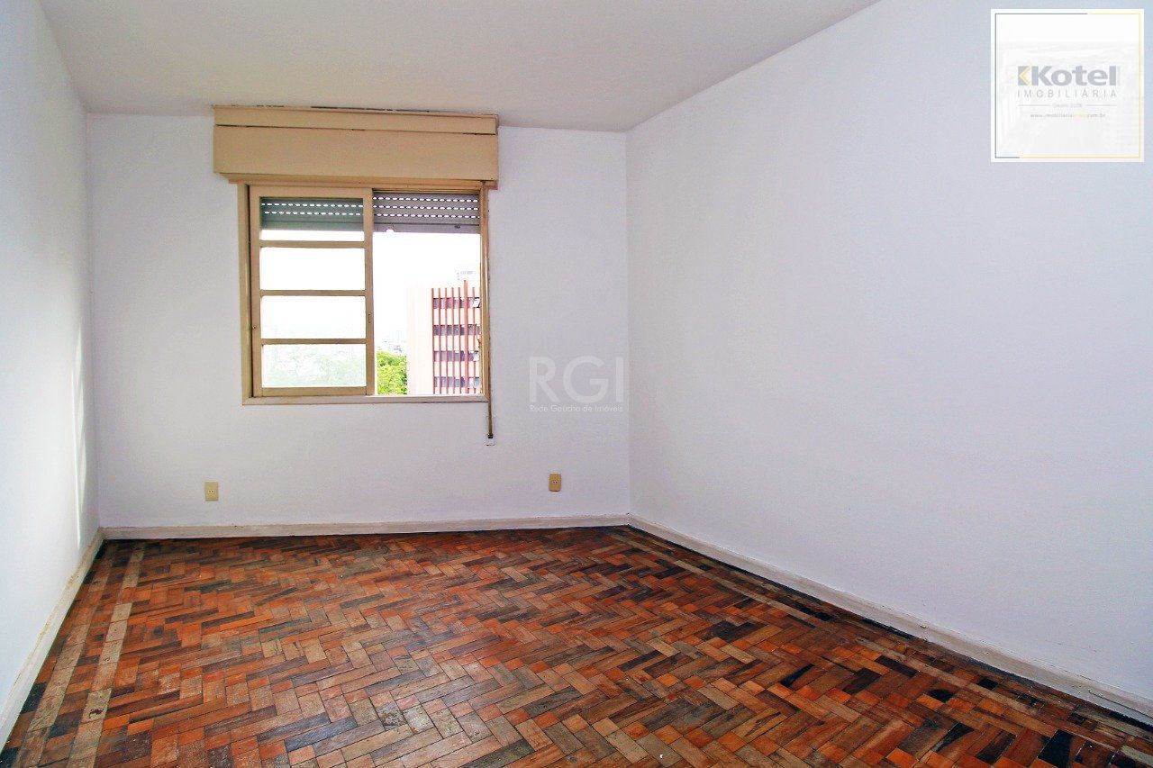 Apartamento de 2 (dois) dormitórios, com excelente localização, no Bairro Petrópolis. Amplo living, cozinha e área de serviço, banho social. — foto 3