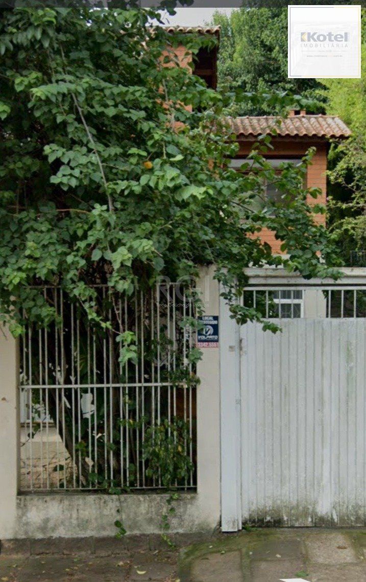 Casa com quatro (4) dormitórios,  duas (2) vagas de garagem, no bairro Passo da Areia em Porto Alegre.