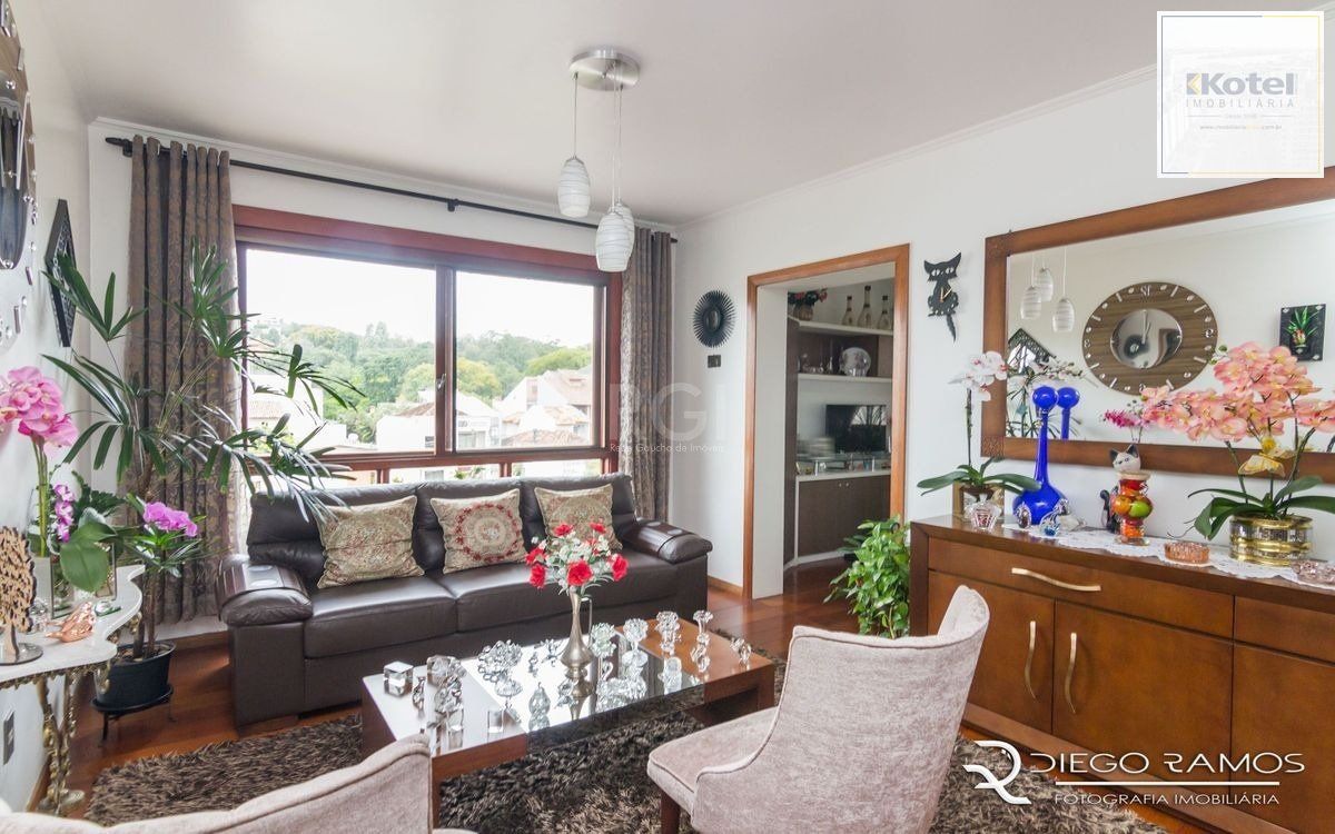 Apartamento de 2 dormitórios ,80 M² com possibilidade de transformação em 3 dormitórios. Living: Para dois ambientes e estar íntimo. Copa-Cozinha: Funcional e bem equipada. Ampla Área de Serviç