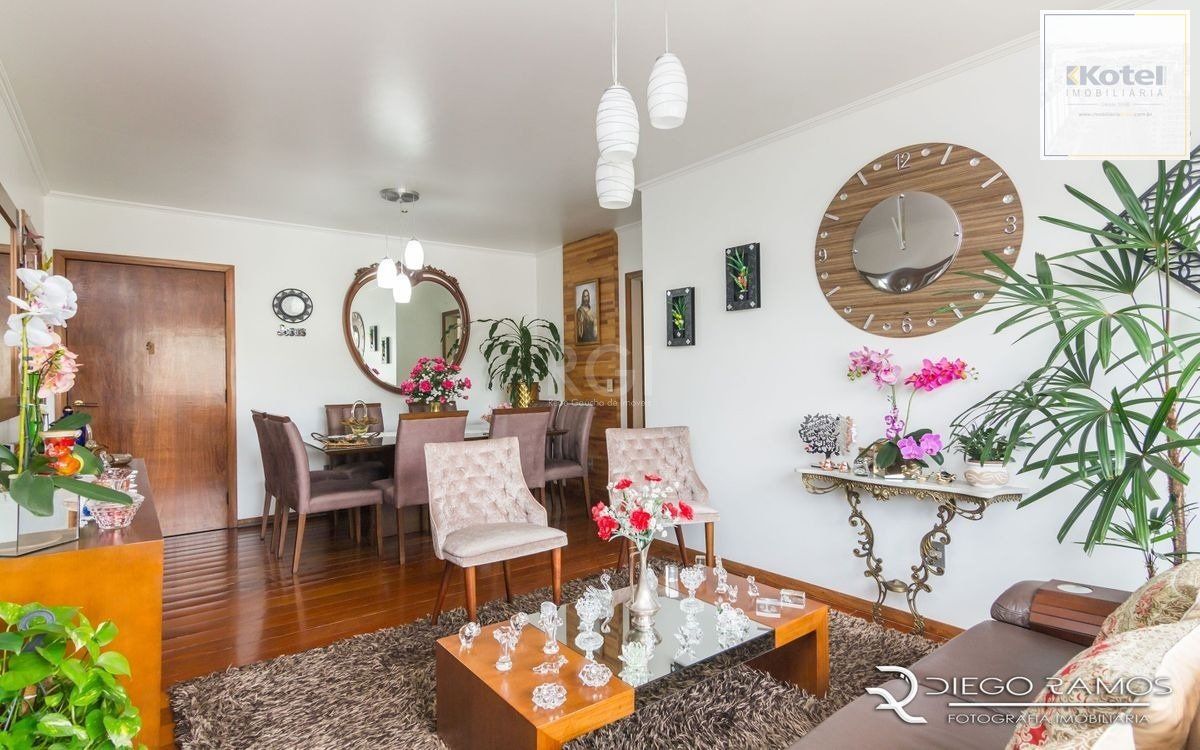 Apartamento de 2 dormitórios ,80 M² com possibilidade de transformação em 3 dormitórios. Living: Para dois ambientes e estar íntimo. Copa-Cozinha: Funcional e bem equipada. Ampla Área de Serviç