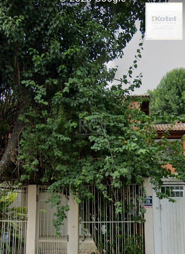 Casa com quatro (4) dormitórios,  duas (2) vagas de garagem, no bairro Passo da Areia em Porto Alegre.