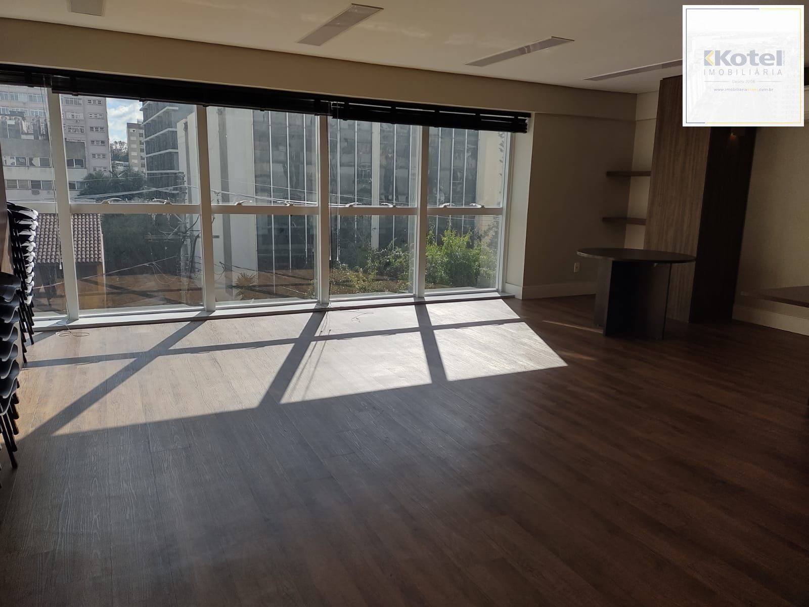 Sala comercial com 2 vagas de garagem escrituradas