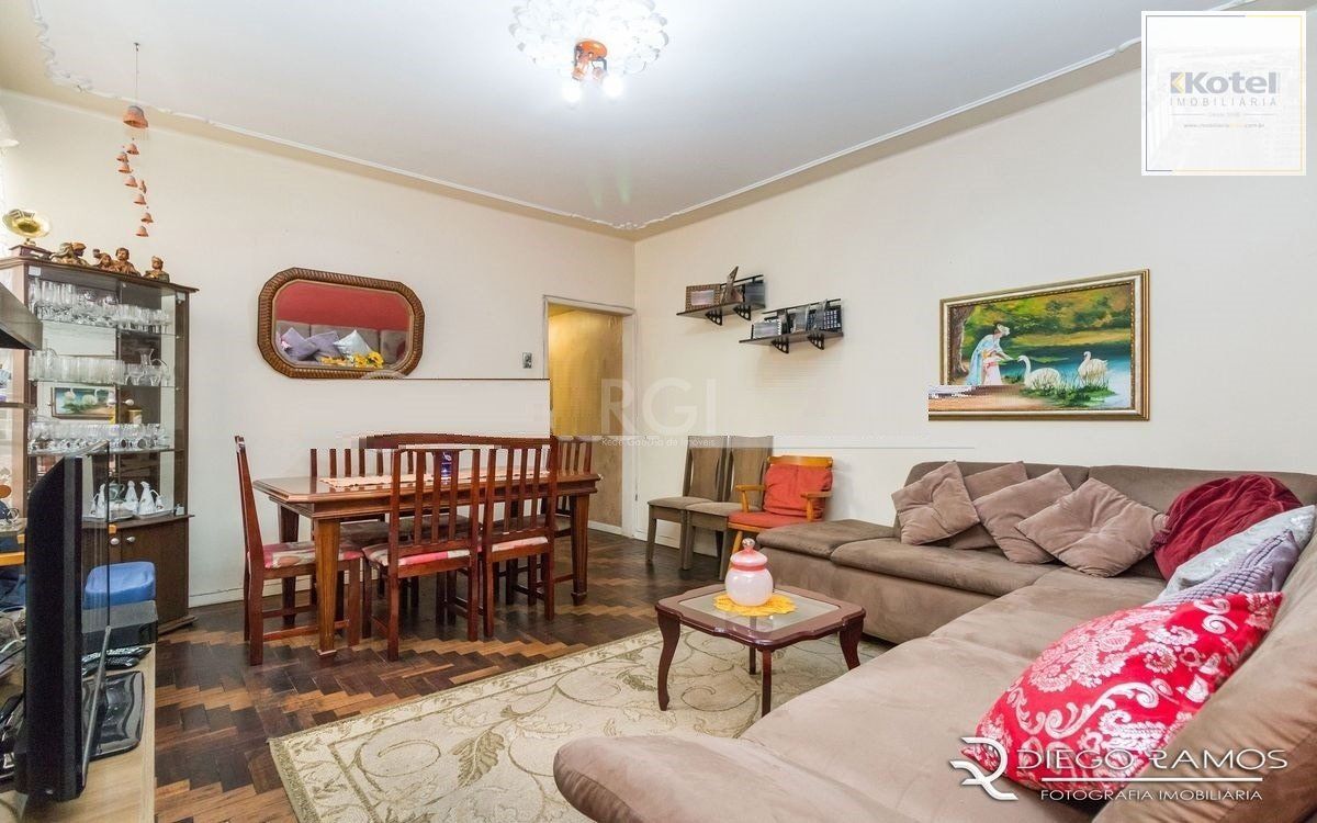Venda de Apartamento no Bairro Petrópolis 108m² - 3 Dormitórios, varanda, Cozinha: Com churrasqueira e cooktop de 5 bocas.  Apartamento no bairro Petrópolis com 3 amplos dormitórios, sendo 2 de frente — foto 2