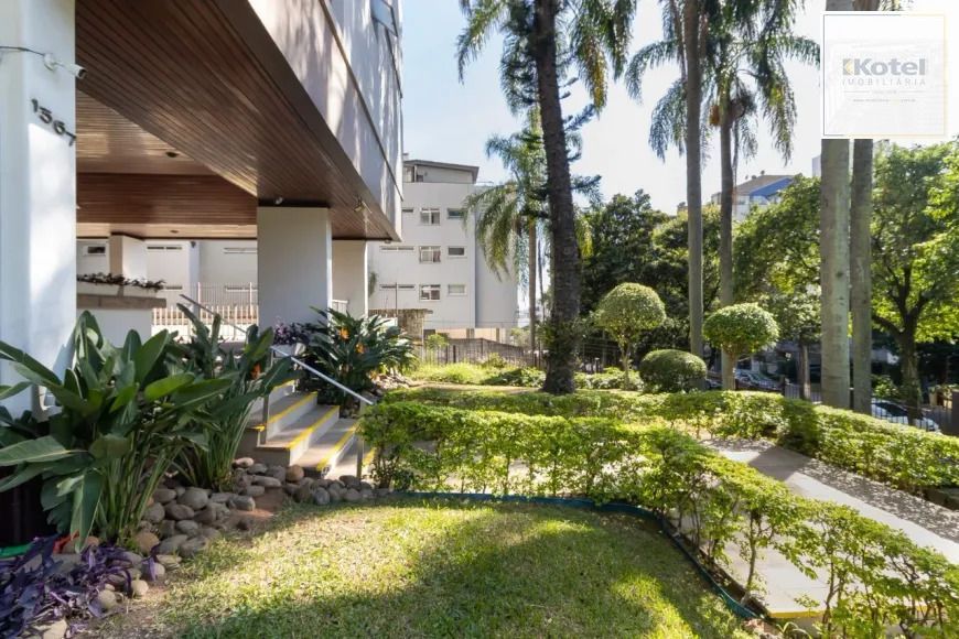 Apartamento de 3 quartos, suíte, dependência de empregada e 2 vagas de garagem.