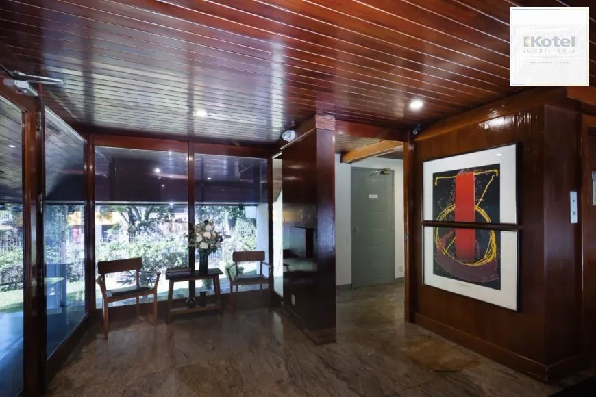 Apartamento de 3 quartos, suíte, dependência de empregada e 2 vagas de garagem.