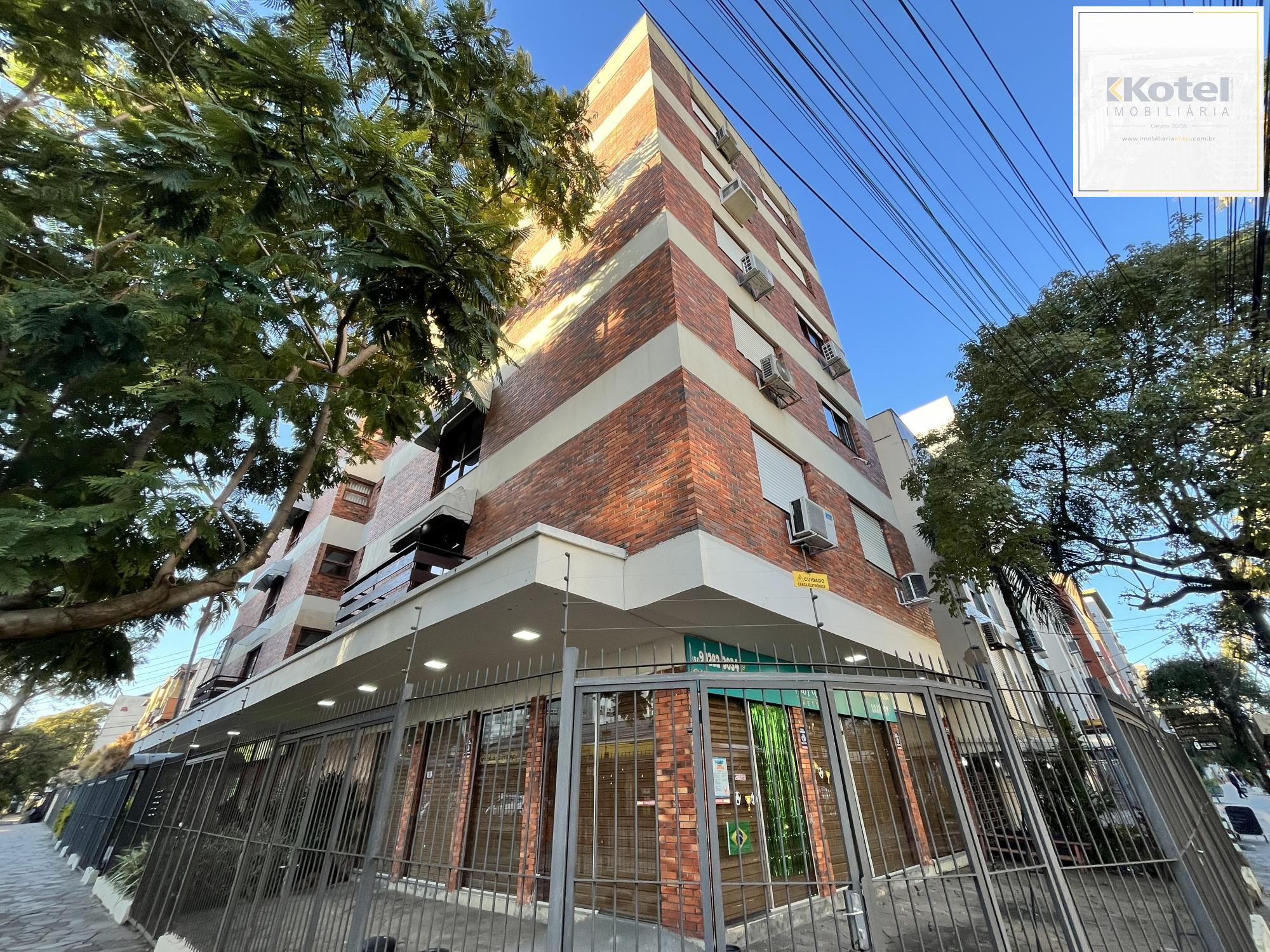 Apartamento de dois quartos e uma vaga de garagem no bairro Menino Deus em POA